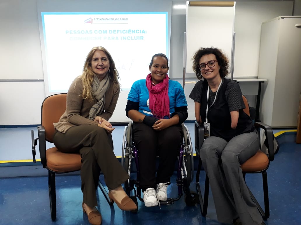 Foto mostra as três instrutoras sentadas na sala de aula, após o curso.